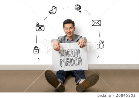 Young businessman present social media  20845503