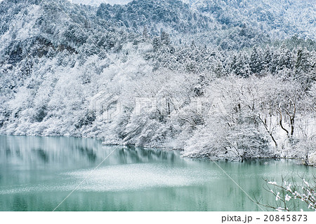 京都 美山の冬景色 由良川の写真素材