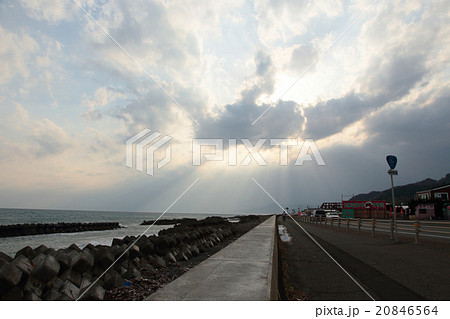海岸の道沿いで雲からさす太陽の光の空 20846564