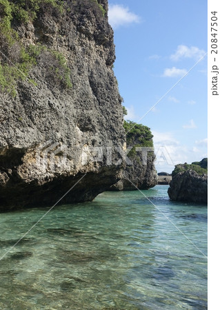 大神島北部、半周道路の内側にある入り江のえぐられた岸壁 大神島北部、半周道路の内側にある入り江のえぐられた岸壁 20847504