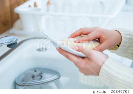 皿洗いをする女性の手元 皿洗い スポンジ 洗剤 白い 台所 キッチン 調理場 皿洗いをする女性の手元 皿洗い スポンジ 洗剤 白い 台所 キッチン 調理場 20849705