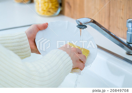皿洗いをする女性の手元　皿洗い　スポンジ　洗剤　白い　台所　キッチン　調理場 20849708