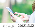 女性 スマホを持った女性の手元 はめ込み合成用写真素材 緑背景 グリーン 企業宣伝用画像素材 女性 スマホを持った女性の手元 はめ込み合成用写真素材 緑背景 グリーン 企業宣伝用画像素材 20851382