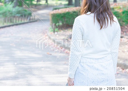 寂しそうな女性の背中 背後 女の子 失恋 悲しい雰囲気 広いコピースペース テキストの写真素材