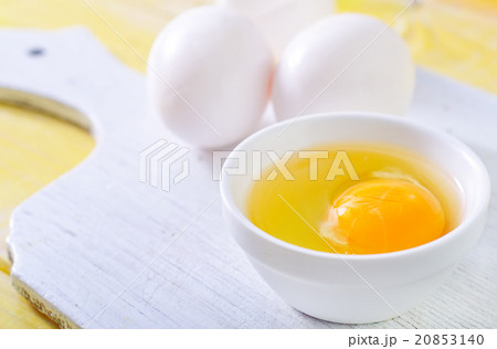 raw eggs 20853140