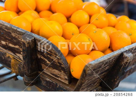 Fresh oranges on vintage wooden cart Fresh oranges on vintage wooden cart 20854268
