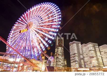 高層ビルをバックに観覧車夜景 高層ビルをバックに観覧車夜景 20855772