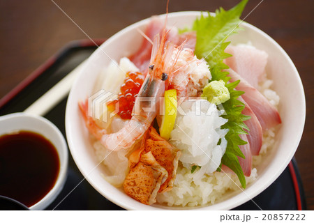 海鮮丼 甘エビ 白エビ マグロ イクラ 日本海 サーモン カニ イカ 沢庵の写真素材
