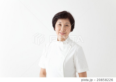 働く女性　看護師の服を着た　ミドル　管理職 20858226