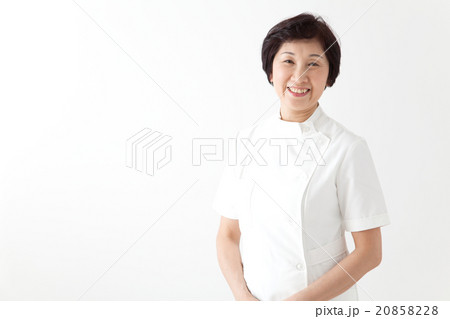 働く女性　看護師の服を着た　ミドル　管理職 20858228