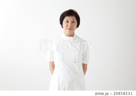 働く女性　看護師の服を着た　ミドル　管理職 20858231