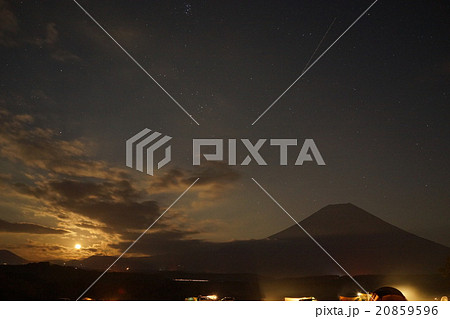 富士山　夜のキャンプ場　星空　星　夜空 20859596