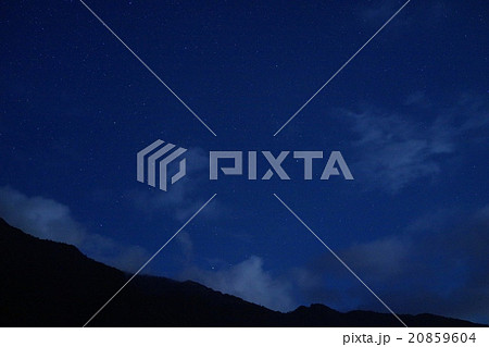 富士山　夜のキャンプ場　星空　星　夜空 20859604