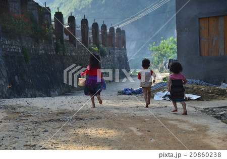 ベトナム　サパ　モン族の村　遊ぶモン族の子供達 20860238