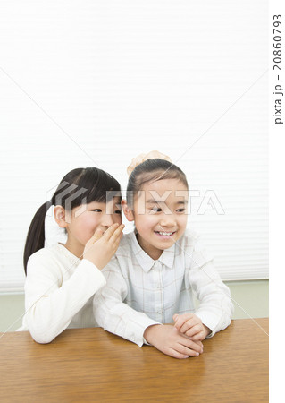 内緒話をする女の子　内緒話　ヒソヒソ話　女の子　小学生　二人　友達　姉妹 20860793