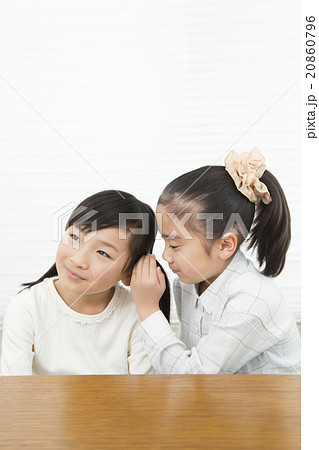 内緒話をする女の子 内緒話 ヒソヒソ話 女の子 小学生 二人 友達 姉妹 内緒話をする女の子 内緒話 ヒソヒソ話 女の子 小学生 二人 友達 姉妹 20860796