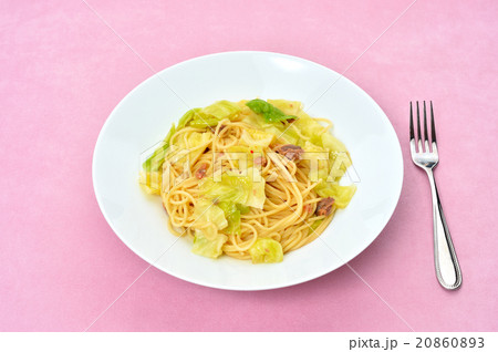 「キャベツとアンチョビのパスタ（スパゲッティ）」イタリアン料理のイメージ。 20860893