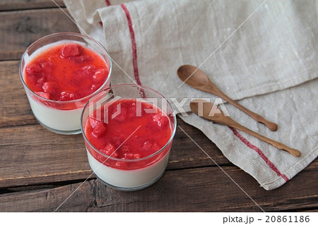 ガラスカップに作ったイチゴの二層ヨーグルトゼリー 20861186