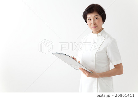 働く女性　看護記録を持つ看護師　ミドル女性 20861411