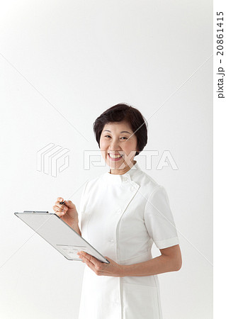 働く女性　検査結果を見て笑顔の看護師　ミドル女性 20861415