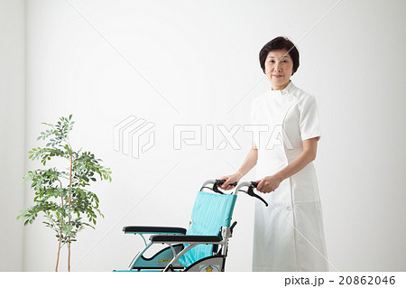 働く女性　車いすをおす看護師　熟年ミドル女性 20862046
