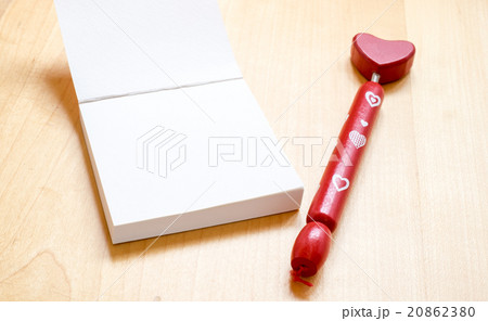 Blank Note paper and red heart shape pen on wood Blank Note paper and red heart shape pen on wood 20862380
