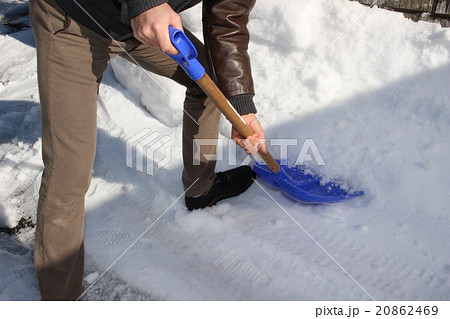 雪かきをする男性 20862469