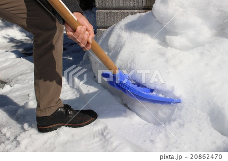雪かきをする男性 20862470