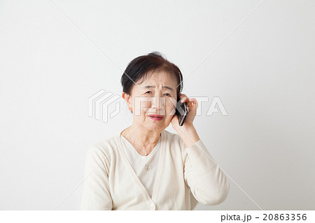 電話をしているシニア女性 悲しい知らせ 電話をしているシニア女性 悲しい知らせ 20863356