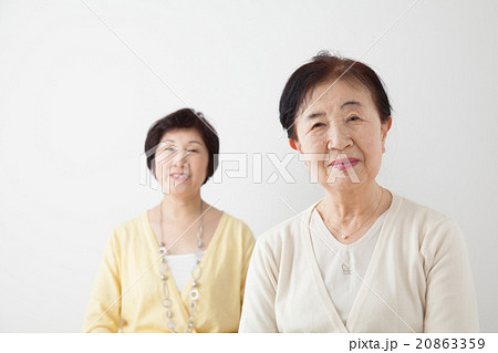 シニア女性とミドル女性　親子　母と娘　嫁と姑 20863359