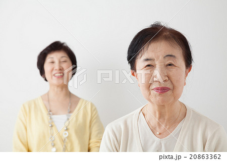 シニア女性とミドル女性　親子　母と娘　嫁と姑 20863362