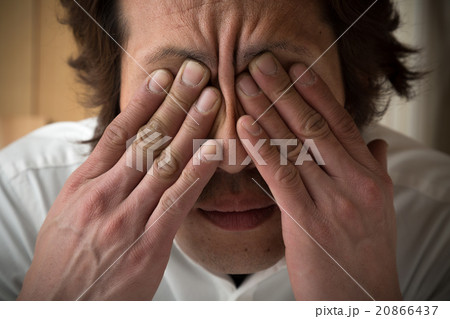 目を覆う若い男性 目を覆う若い男性 20866437