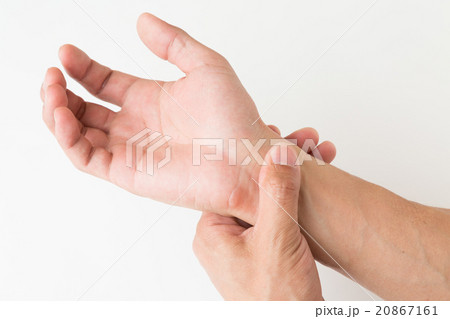 脈をはかる男性 20867161