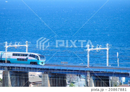 早春の白波たつ相模湾を見下ろす鉄橋をスーパービュー踊り子号が行く 早春の白波たつ相模湾を見下ろす鉄橋をスーパービュー踊り子号が行く 20867881