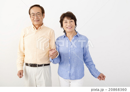 手を繋ぐ仲良しシニア夫婦 20868360