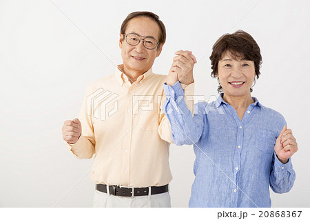 手を繋ぐ仲良しシニア夫婦 20868367