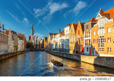 Tourist boat on canal Spiegelrei, Bruges, Belgium 20868617