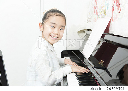 ピアノを弾く女の子　ピアノ　女の子　小学生　趣味　習い事　お稽古　レッスン 20869501