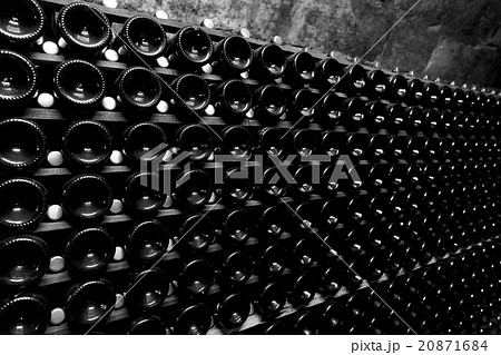 Bottle of champagne 20871684