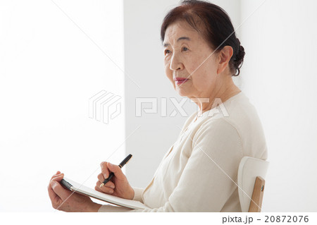 椅子に座ってノートを書くシニア女性 自分史 椅子に座ってノートを書くシニア女性 自分史 20872076