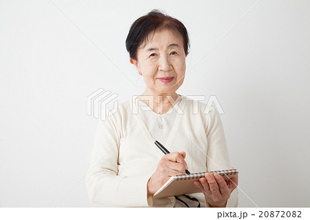 ノートを書くシニア女性 前向き 笑顔 自分史 ノートを書くシニア女性 前向き 笑顔 自分史 20872082