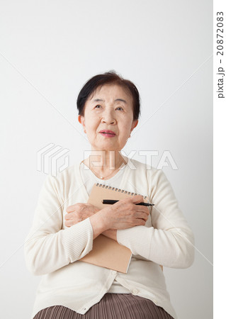 ノートを抱えて、考え事をするシニア女性 思い出 自分史 ノートを抱えて、考え事をするシニア女性 思い出 自分史 20872083