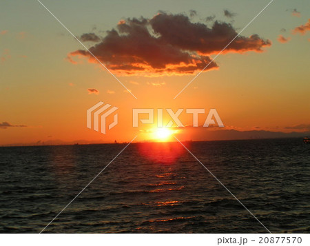 稲毛海岸に沈む夕日と富士山 稲毛海岸に沈む夕日と富士山 20877570