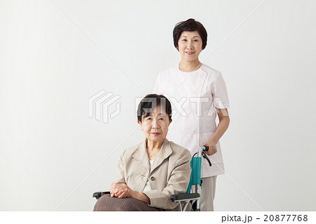 車椅子に座っている高齢者と介護士の女性 20877768