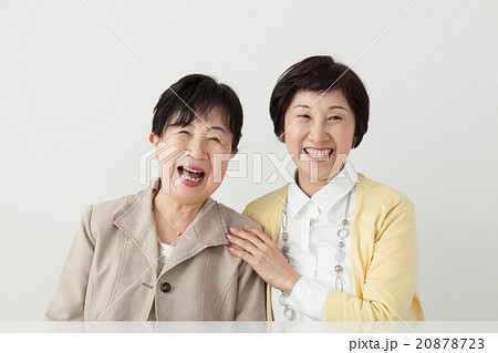 ミドル女性・シニア女性　寄り添う　仲良し　親子 20878723