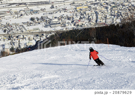 ゲレンデのスキーヤー 20879629
