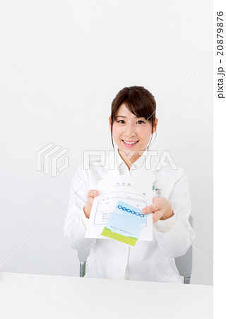 処方薬を手渡す女性 20879876