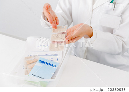 処方薬の説明をする女性 処方薬の説明をする女性 20880033