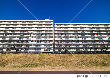 青空と集合住宅 20881036