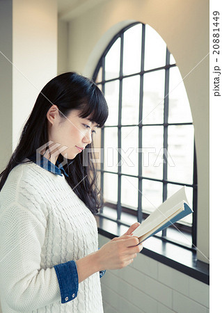 窓際で本を読む代女性の写真素材 1449